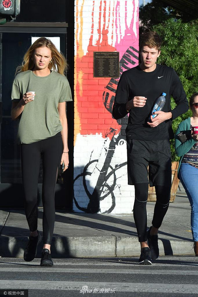 洛杉矶,罗梅·埃利斯(romee strijd) 和男友laurens van leeuwen街头