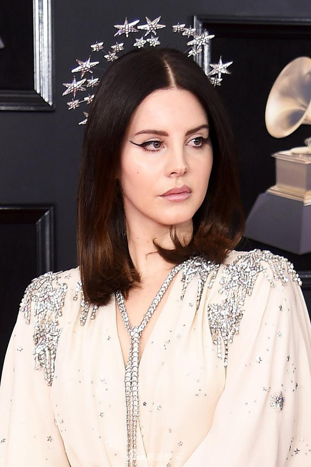 打雷姐现身格莱美红毯 白裙飘飘仙气十足