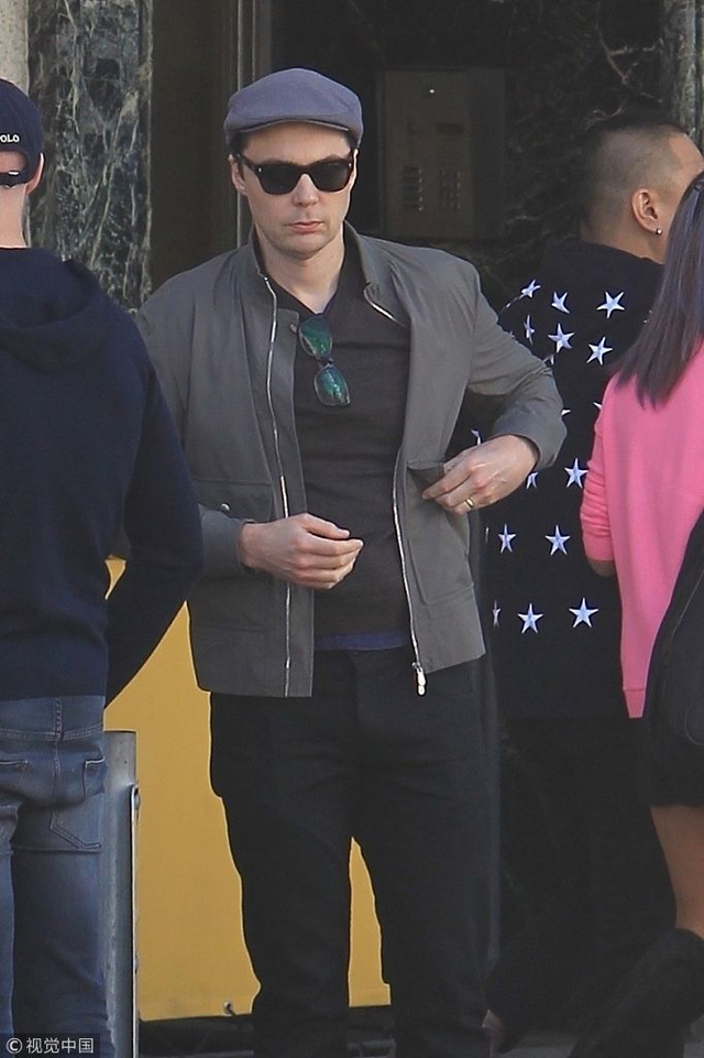 美国洛杉矶,"谢耳朵"吉姆·帕森斯与男友todd spiewak现身街头,吉姆