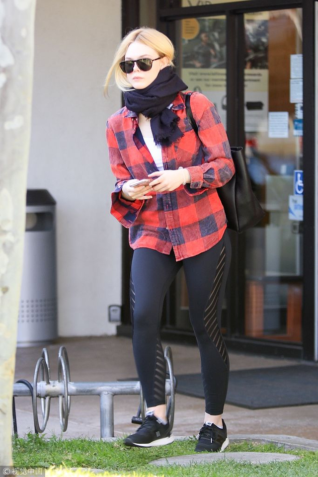 艾丽·范宁戴长围巾似熟女 红色格纹衫小粗腿亮眼