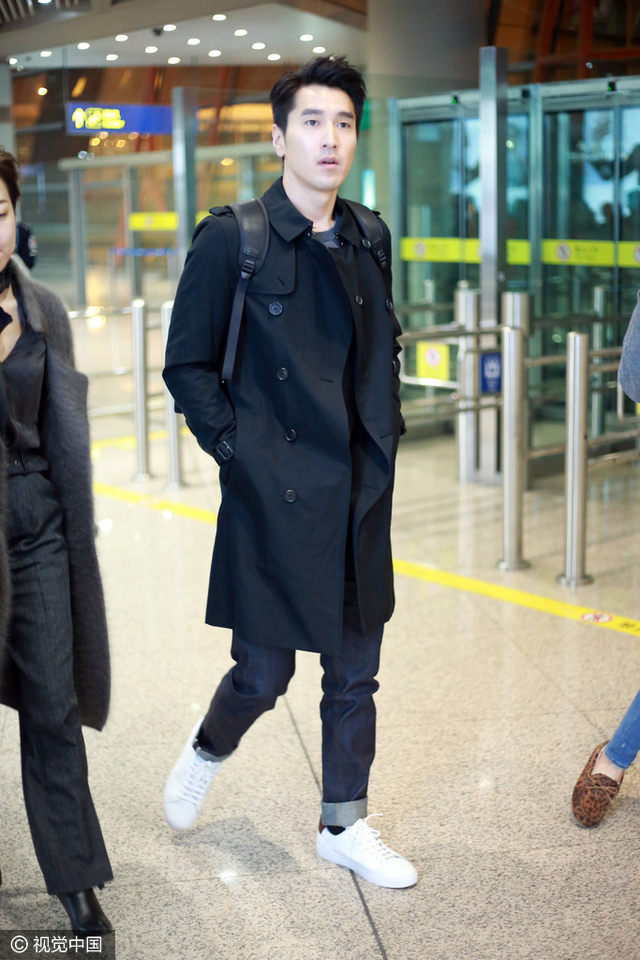 赵又廷现身机场帅气成熟有魅力_新浪图片