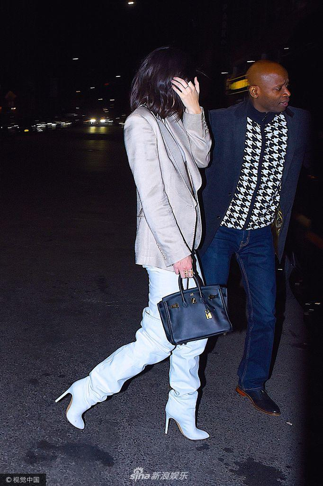 肯达尔与球星男友格里芬约会 包包变"挡脸神器"