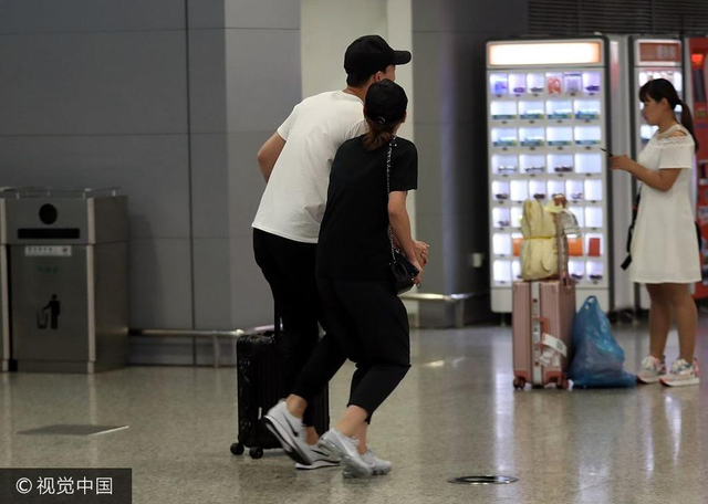 踩情侣鞋机场狂秀恩爱