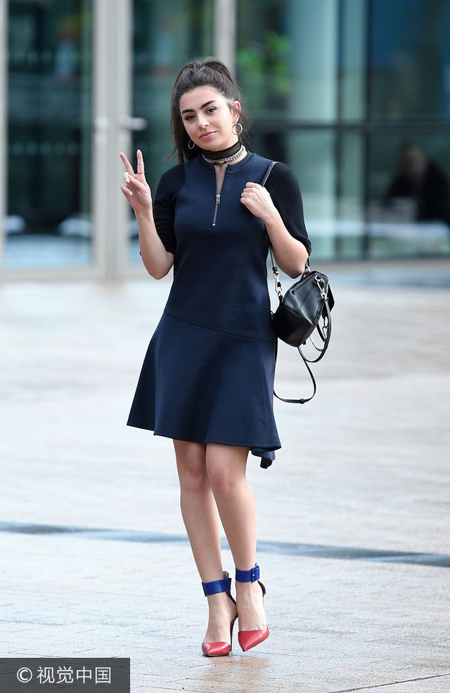 "洗茶妹"查理比剪刀手