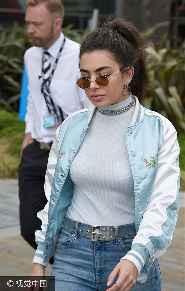 "洗茶妹"查莉青春棒球衫 戴银链大耳环显叛逆不羁