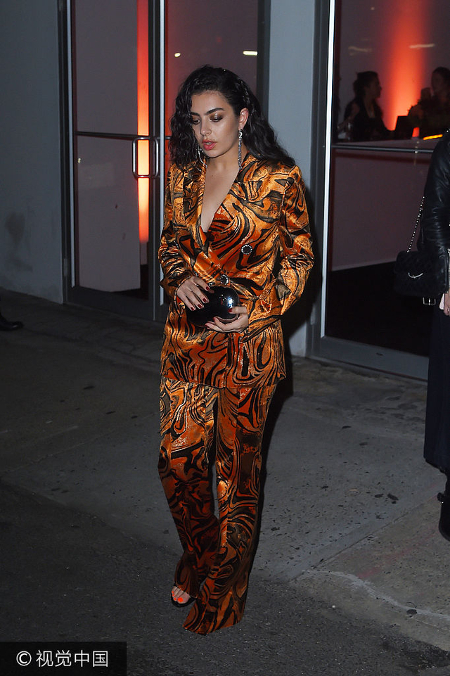 歌手查莉xcx"豹纹"套装攻气十足 眼神高冷勾人