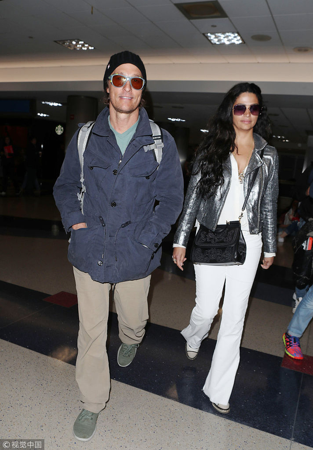 影帝马修·麦康纳变标准游客装扮 和妻子出行步调一致