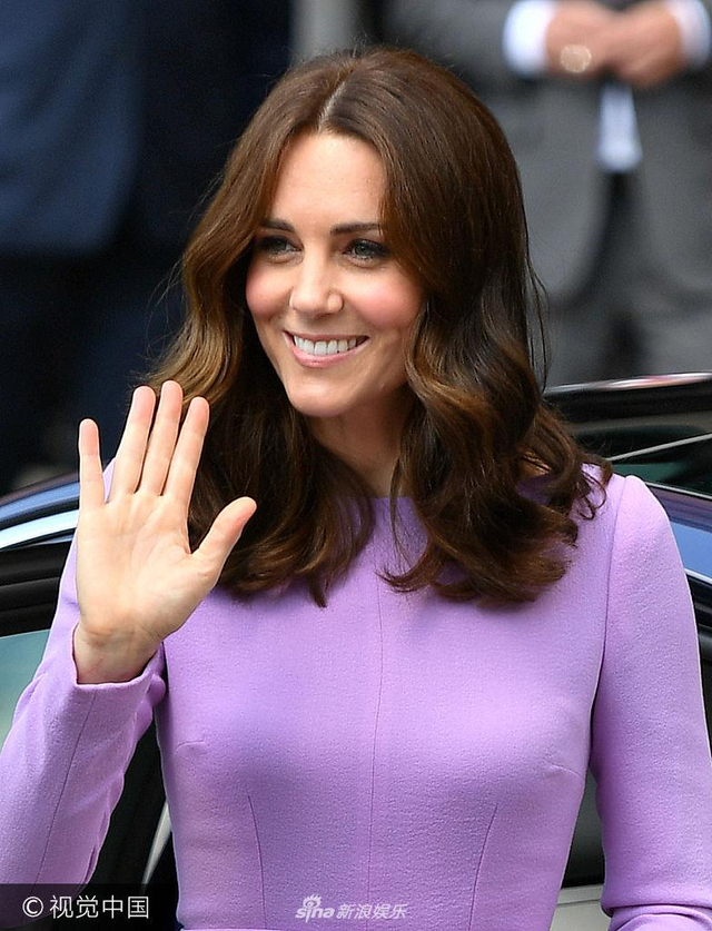 凯特王妃紫色束腰裙笑容迷人