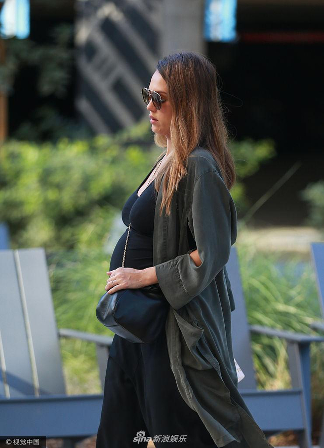 杰西卡-阿尔芭挺孕肚出街 胖肚胖胸不胖脸体质神奇