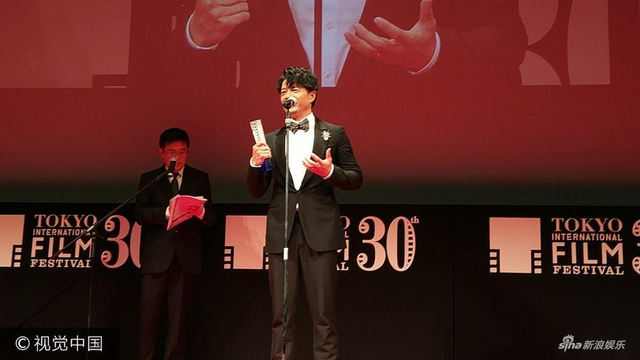 组图：段奕宏获东京影帝 评委赵薇颁奖