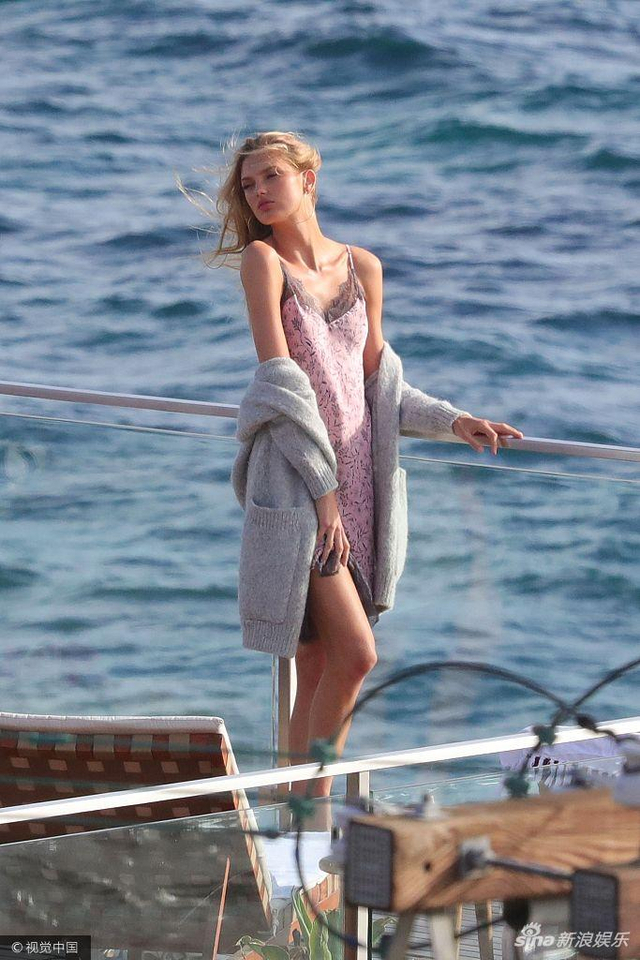 维密天使埃利斯穿内衣拍大片 迎风而立凹造型