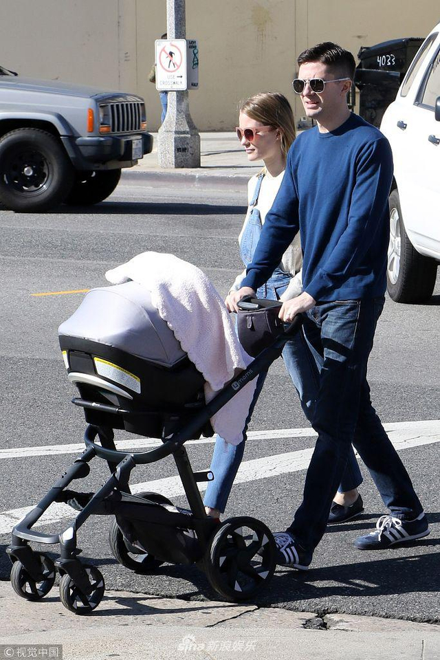 阿什莉·欣肖推婴儿车与丈夫谈笑秀甜蜜 梳马尾俏皮又可爱