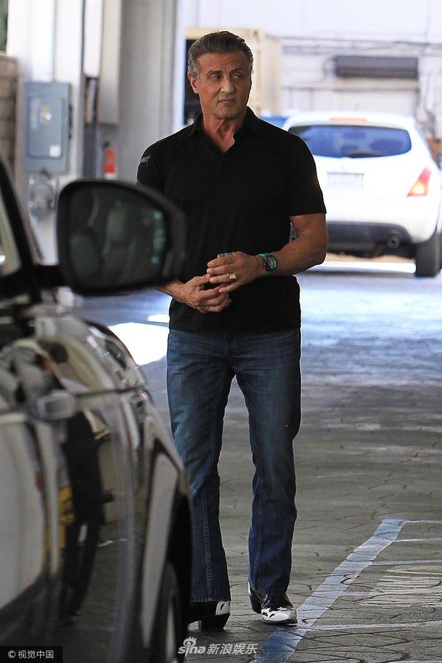 71岁史泰龙外出就餐春风满面 穿黑色t恤手臂肌肉健硕