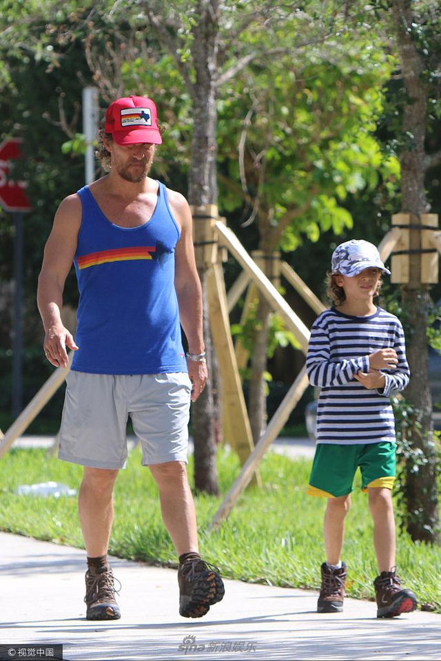 马修·麦康纳穿背心肚腩突出 发现狗仔乐呵呵指给儿子看