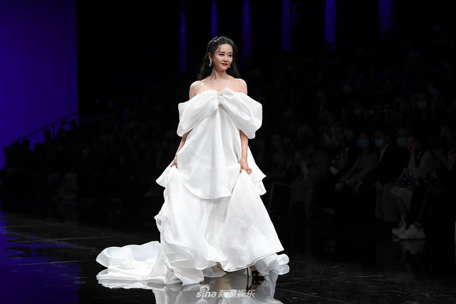 礼服走秀视频完整版 w640slw.jpg