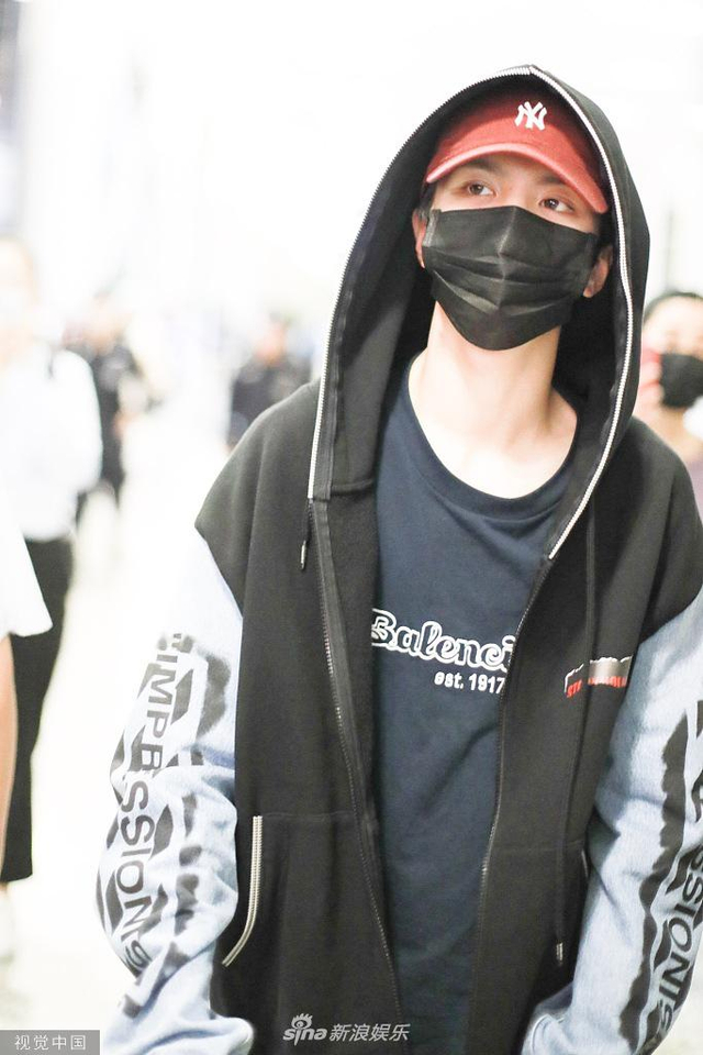 灵超素颜搭机戴"两层"帽子包裹严实别出心裁_新浪图片