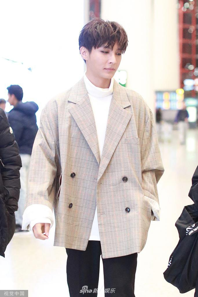 炎亚纶oversize西装玩转混搭风 单手插兜甜笑迷人