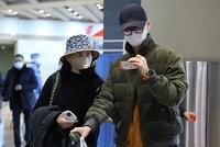张靓颖与男友机场同行秀恩爱 陈秋莳推行李超体贴