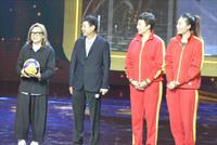 陈可辛携中国女排“黄金一代”亮相 上演“最萌身高差”