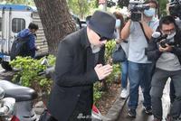 刘真遗体火化后辛龙再现身灵堂 双手合十激动掩面落泪