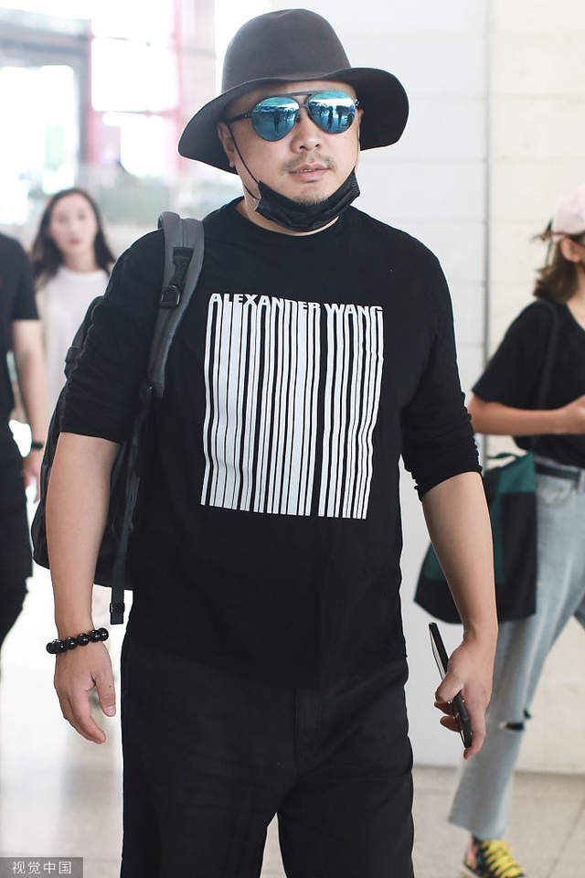 山争哥徐峥戴礼帽配墨镜超时尚 举手机拍粉丝化身呆萌大叔_新浪图片