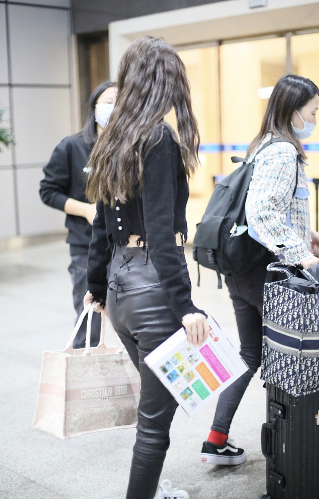 小腰精!baby烫泡面头发量惹人羡 大秀蛮腰细腿身材绝了