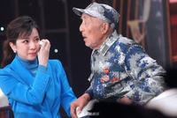 李思思蹲身采访老战士被感动哭 给老人拭泪画面感人