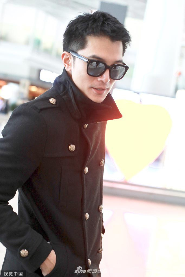 邱泽承认追求张钧甯 早前亮相机场灿笑打招呼心情好_新浪图片