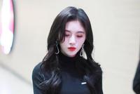 鞠婧祎穿性感露脐装秀蜂腰 全黑look造型不时撩发气场十足