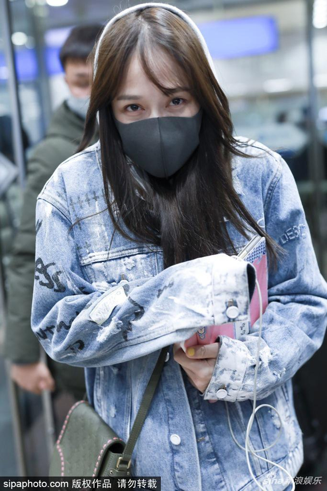 讯 2019年2月16日,北京,陈乔恩现身机场,穿牛仔外套的她被冻得缩脖子