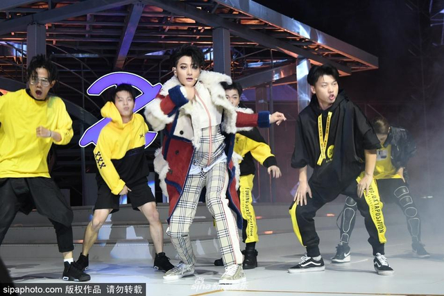 组图：黄子韬演唱会画超浓眼线大秀街舞燃爆 戚薇夫妇现身助阵