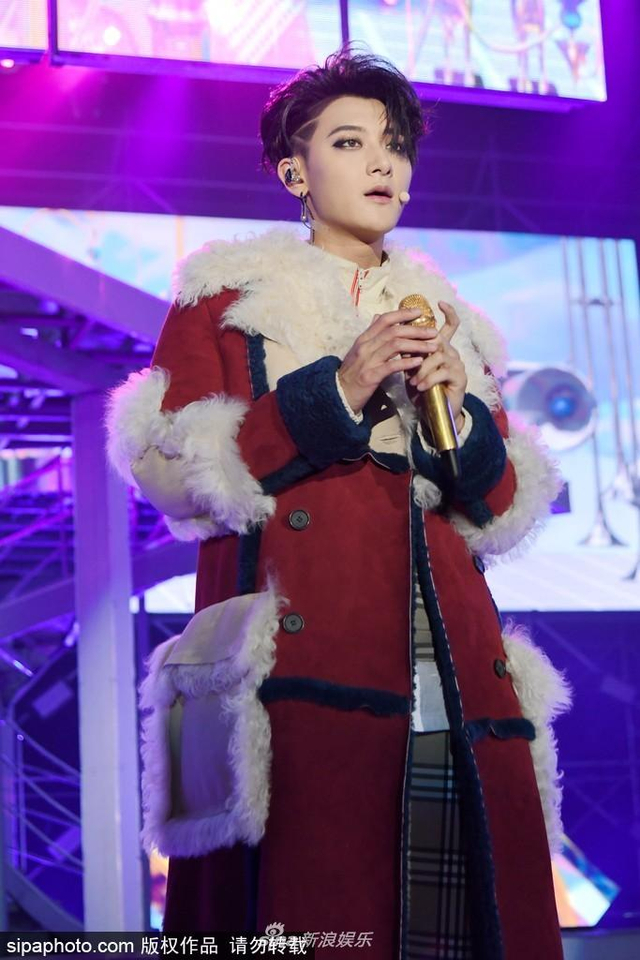 组图：黄子韬演唱会画超浓眼线大秀街舞燃爆 戚薇夫妇现身助阵