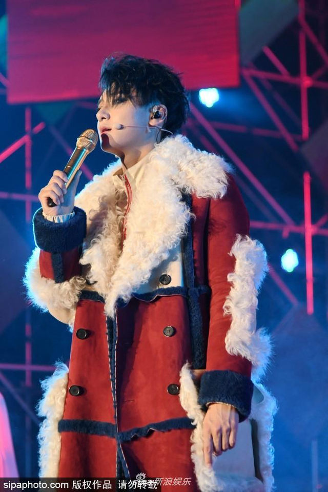 组图：黄子韬演唱会画超浓眼线大秀街舞燃爆 戚薇夫妇现身助阵