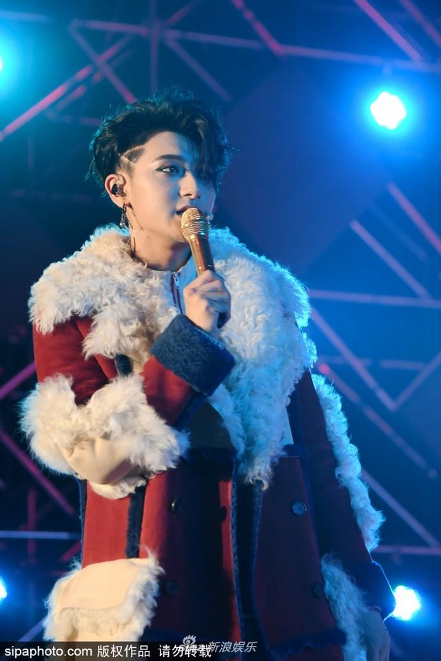 组图：黄子韬演唱会画超浓眼线大秀街舞燃爆 戚薇夫妇现身助阵