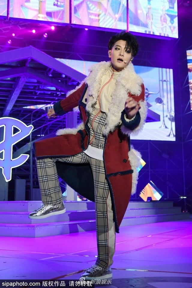 组图：黄子韬演唱会画超浓眼线大秀街舞燃爆 戚薇夫妇现身助阵