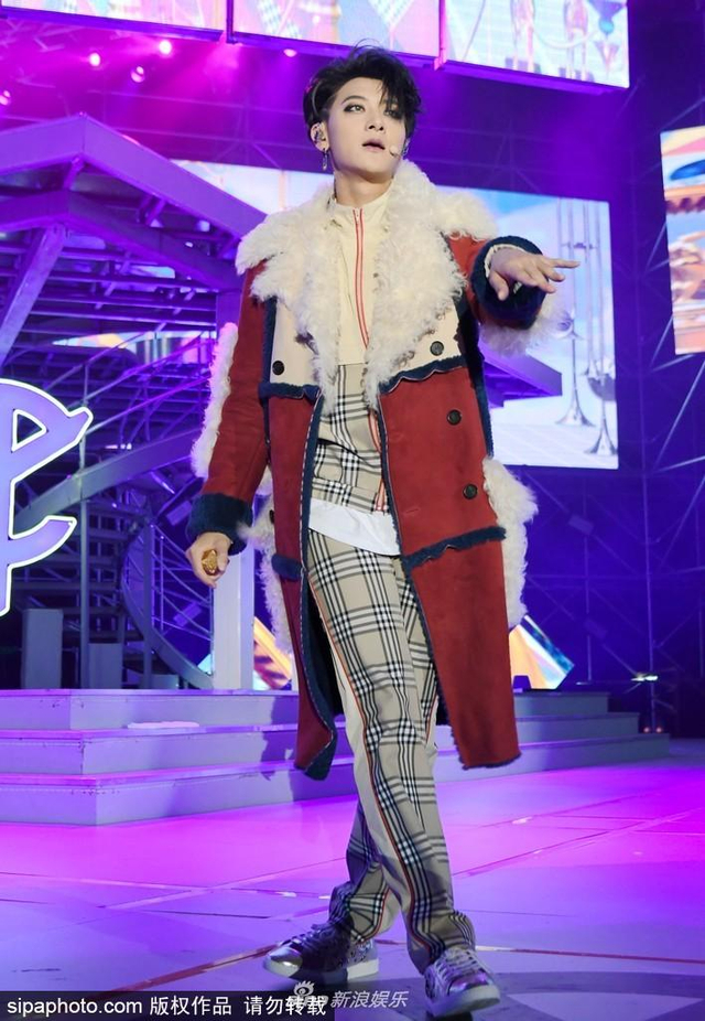 组图：黄子韬演唱会画超浓眼线大秀街舞燃爆 戚薇夫妇现身助阵