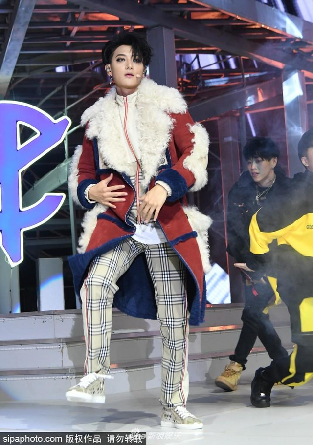 组图：黄子韬演唱会画超浓眼线大秀街舞燃爆 戚薇夫妇现身助阵