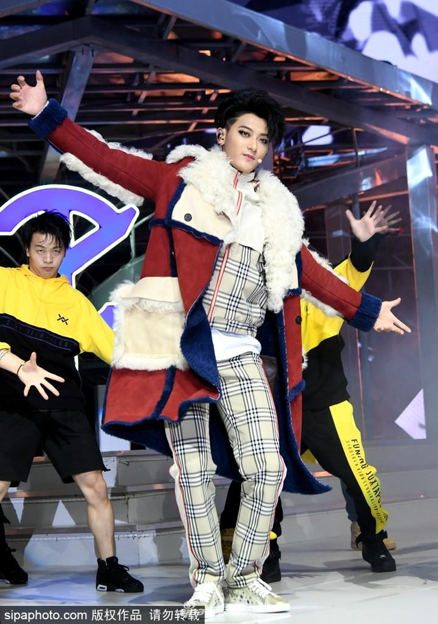 组图：黄子韬演唱会画超浓眼线大秀街舞燃爆 戚薇夫妇现身助阵