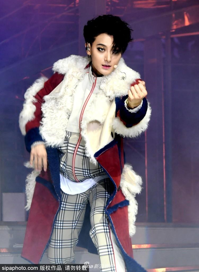 组图：黄子韬演唱会画超浓眼线大秀街舞燃爆 戚薇夫妇现身助阵