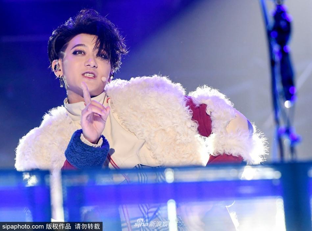 组图：黄子韬演唱会画超浓眼线大秀街舞燃爆 戚薇夫妇现身助阵