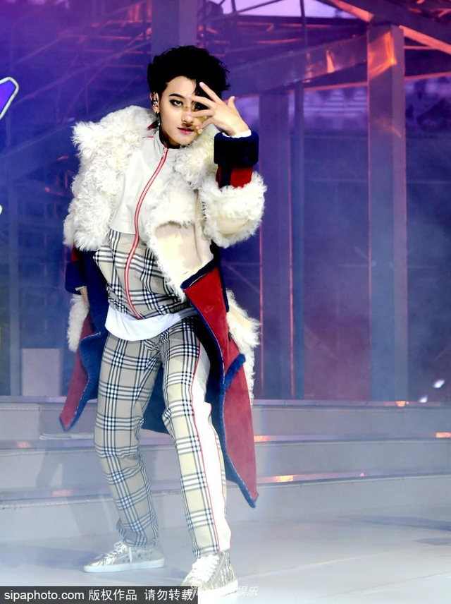 组图：黄子韬演唱会画超浓眼线大秀街舞燃爆 戚薇夫妇现身助阵