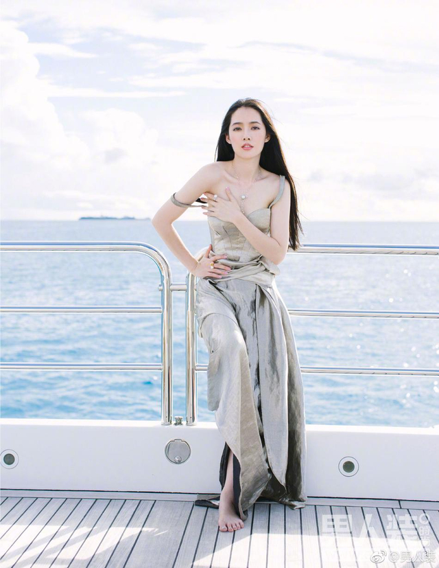 组图：郭碧婷登男人装封面不改清纯 海边尽情释放迷人魅力