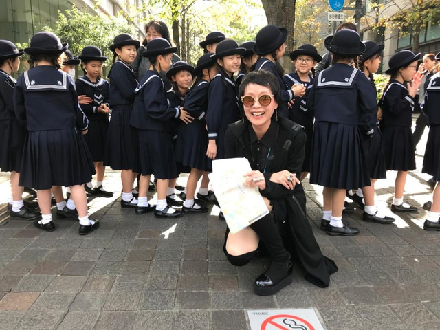 叶童和小学生合影开心比v 和老公日本度假恩爱惬意_新浪图片