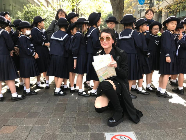 叶童和小学生合影开心比v 和老公日本度假恩爱惬意_新浪图片