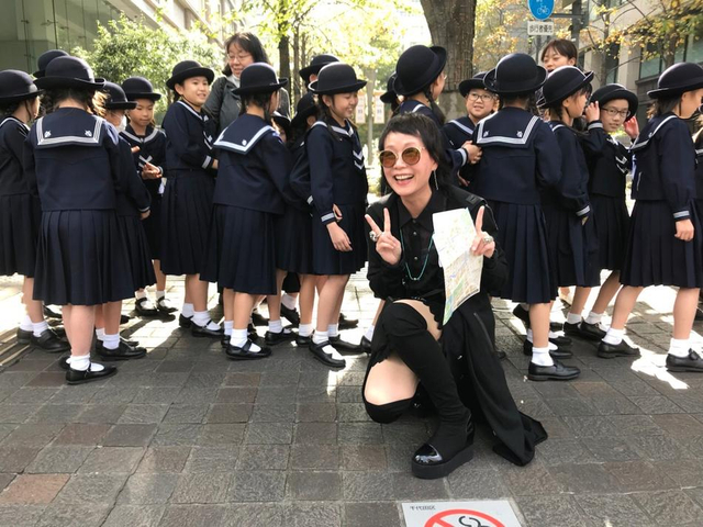 叶童和小学生合影开心比v 和老公日本度假恩爱惬意_新浪图片