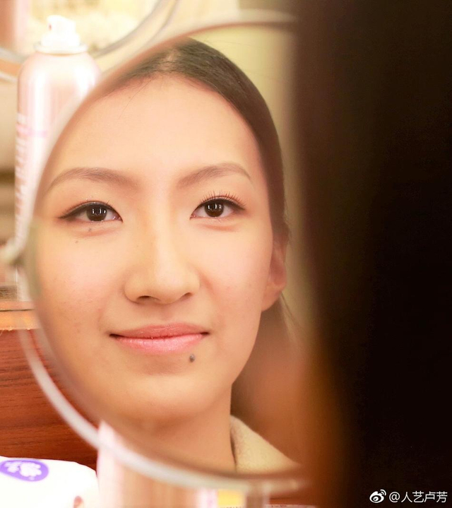 胡军16岁女儿首登台演话剧