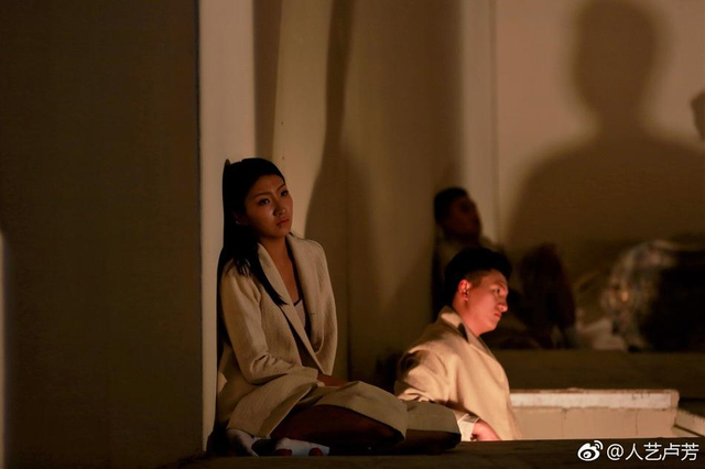 组图:胡军16岁女儿首登台演话剧 妈妈卢芳盛赞