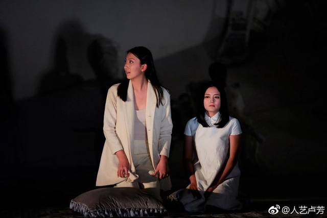 组图:胡军16岁女儿首登台演话剧 妈妈卢芳盛赞