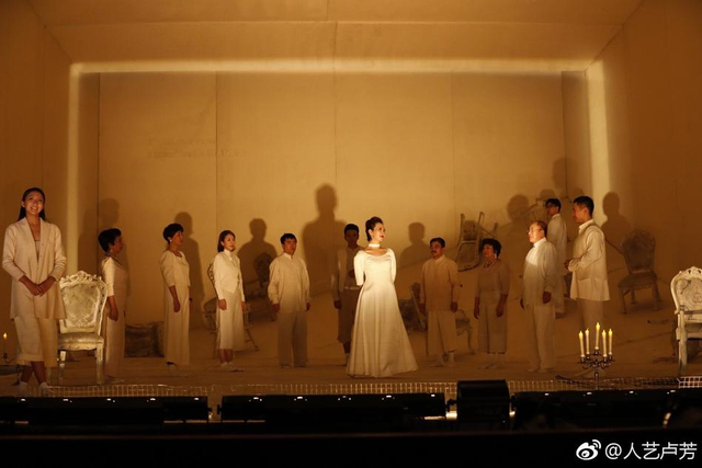 组图:胡军16岁女儿首登台演话剧 妈妈卢芳盛赞