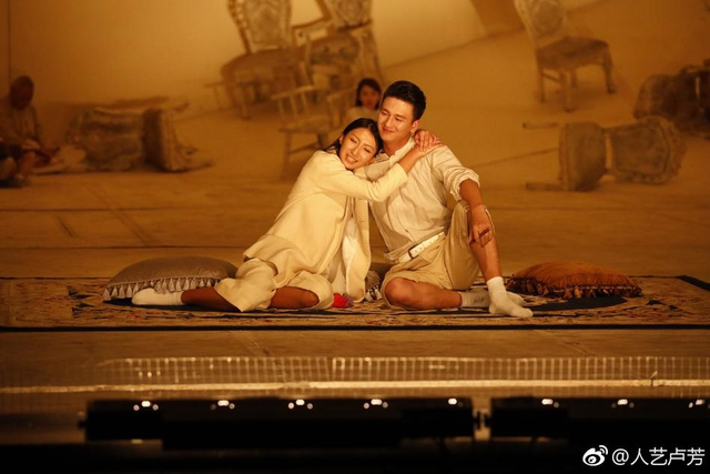 组图:胡军16岁女儿首登台演话剧 妈妈卢芳盛赞